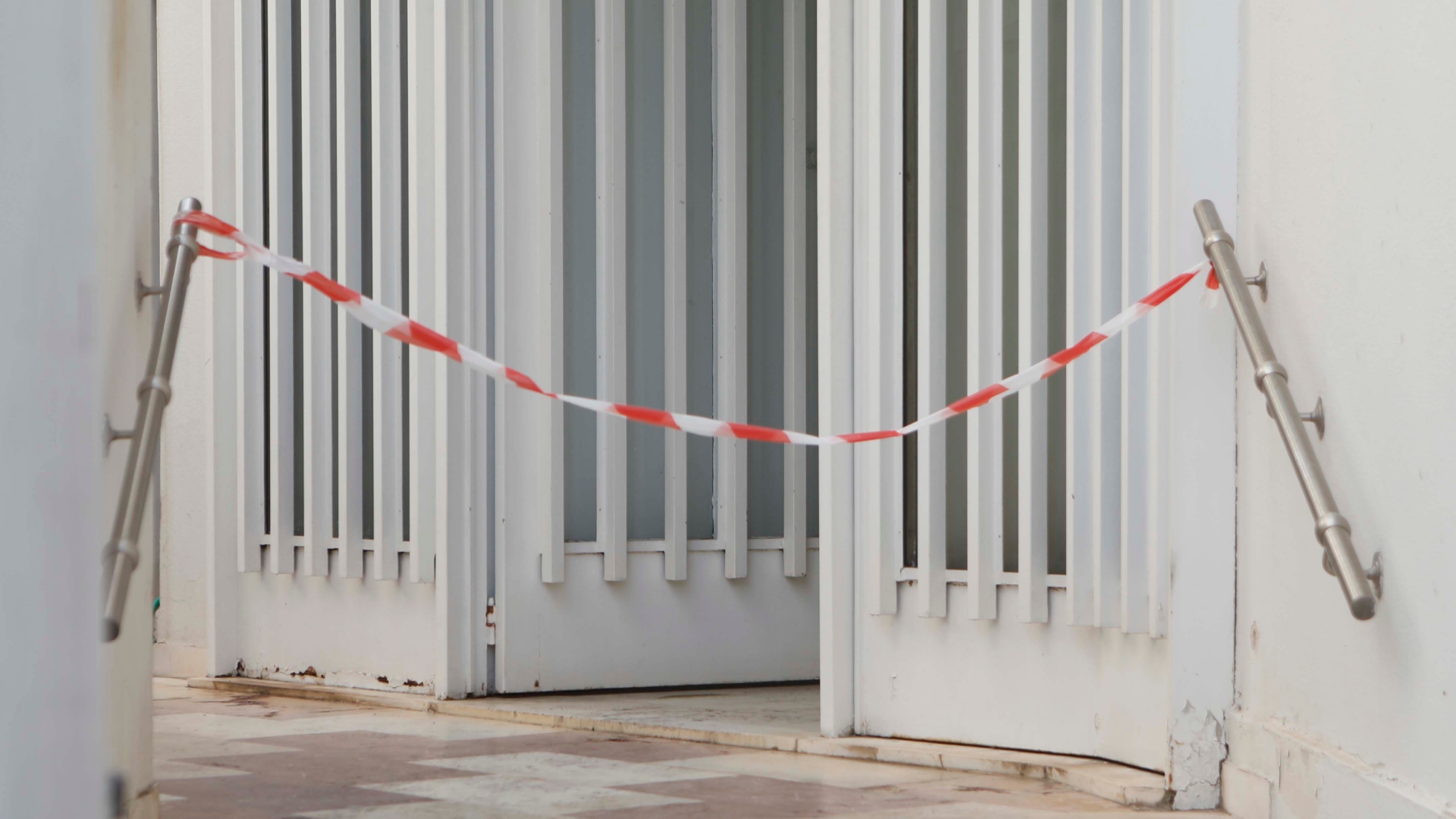 Θεοχάρης για επίθεση στο πολιτικό γραφείο του: Πράξη δειλίας και προσβολής στη Δημοκρατία-1