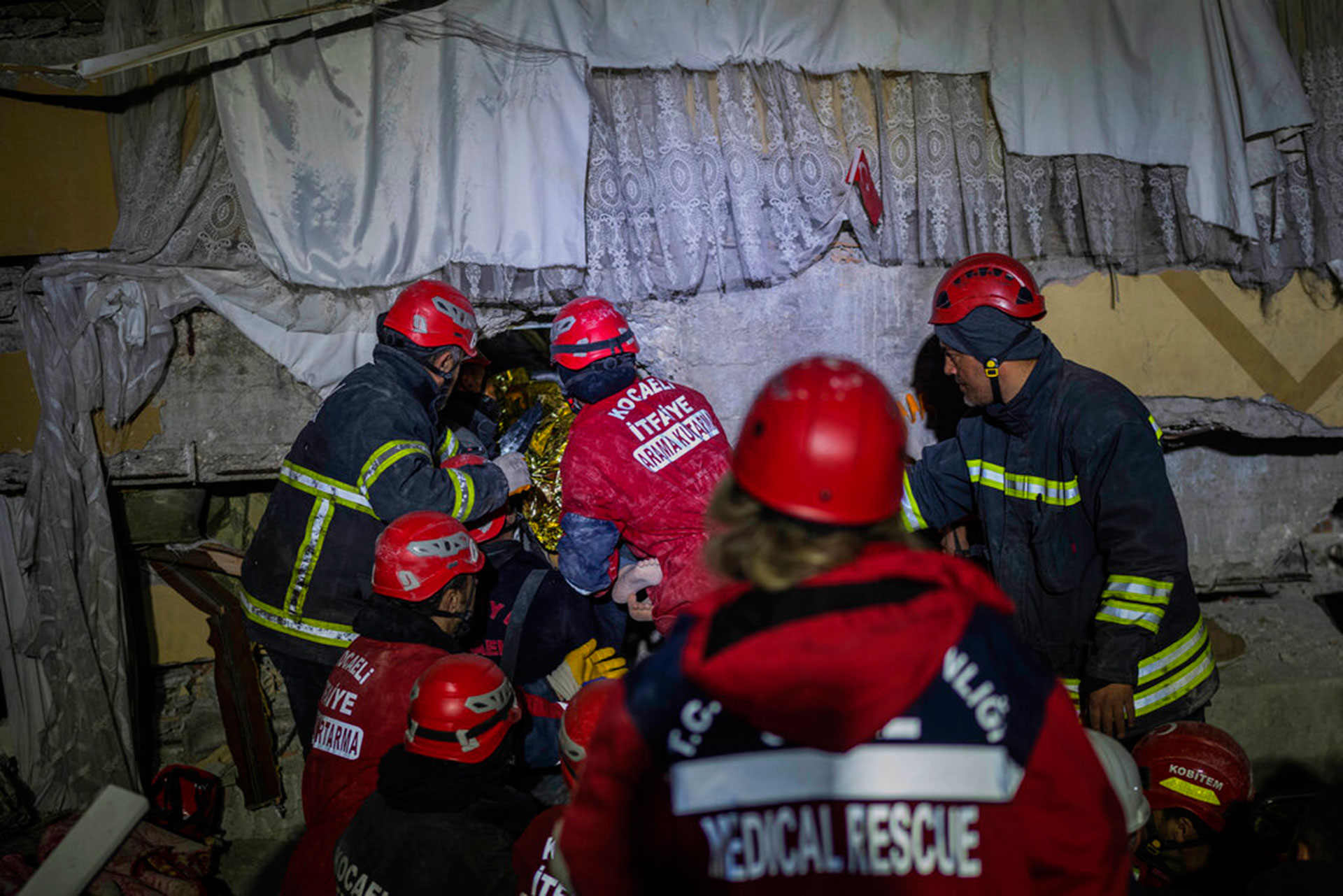 Τουρκία: Φόβοι για εγκλωβισμένους σε κατάρρευση πολυώροφου κτιρίου [εικόνες]-2
