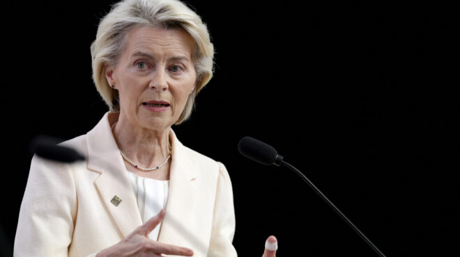 αντιμέτωπη-με-δύο-προτάσεις-μομφής-στ-563851609