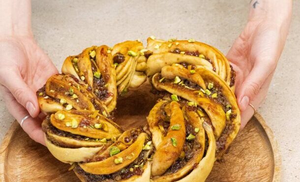vegan-babka-με-φυστίκι-αιγίνης-και-μαρμελάδα-φρ-563878747