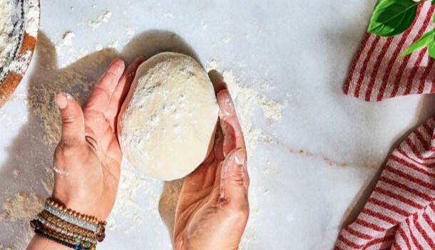 ζύμη-για-πίτσα-με-τρεις-τρόπους-563880622