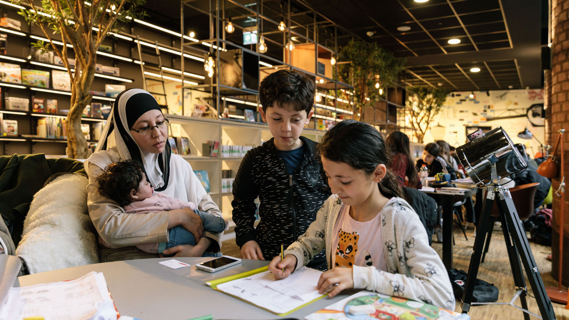 Aνια Φλίκερ στην «Κ»: «Στόχος μας είναι να δημιουργούμε την αίσθηση του ανήκειν»-1