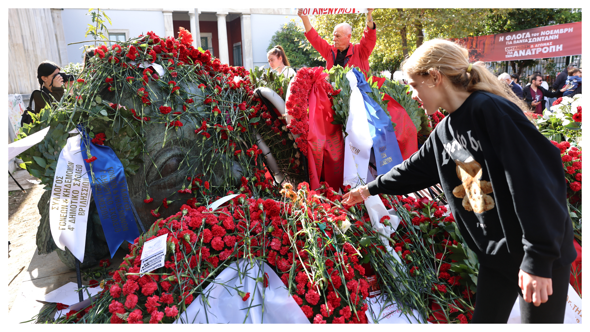 Χιλιάδες διαδηλωτές στις πορείες για την επέτειο του Πολυτεχνείου [εικόνες-βίντεο]-3
