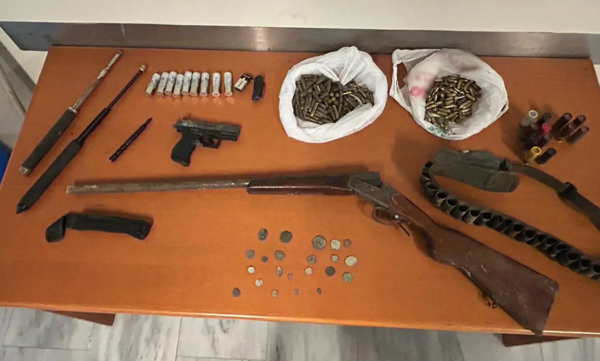 Εμπλεκόμενος στο φονικό ο 43χρονος – Εικόνες από το «οπλοστάσιο» στη σπηλιά-3