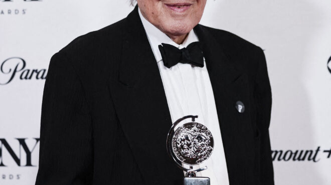 πέθανε-ο-σπουδαίος-θεατρικός-συγγραφ-563949667