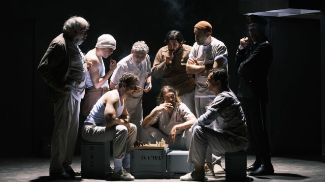 από-την-οθόνη-στη-σκηνή-563904421