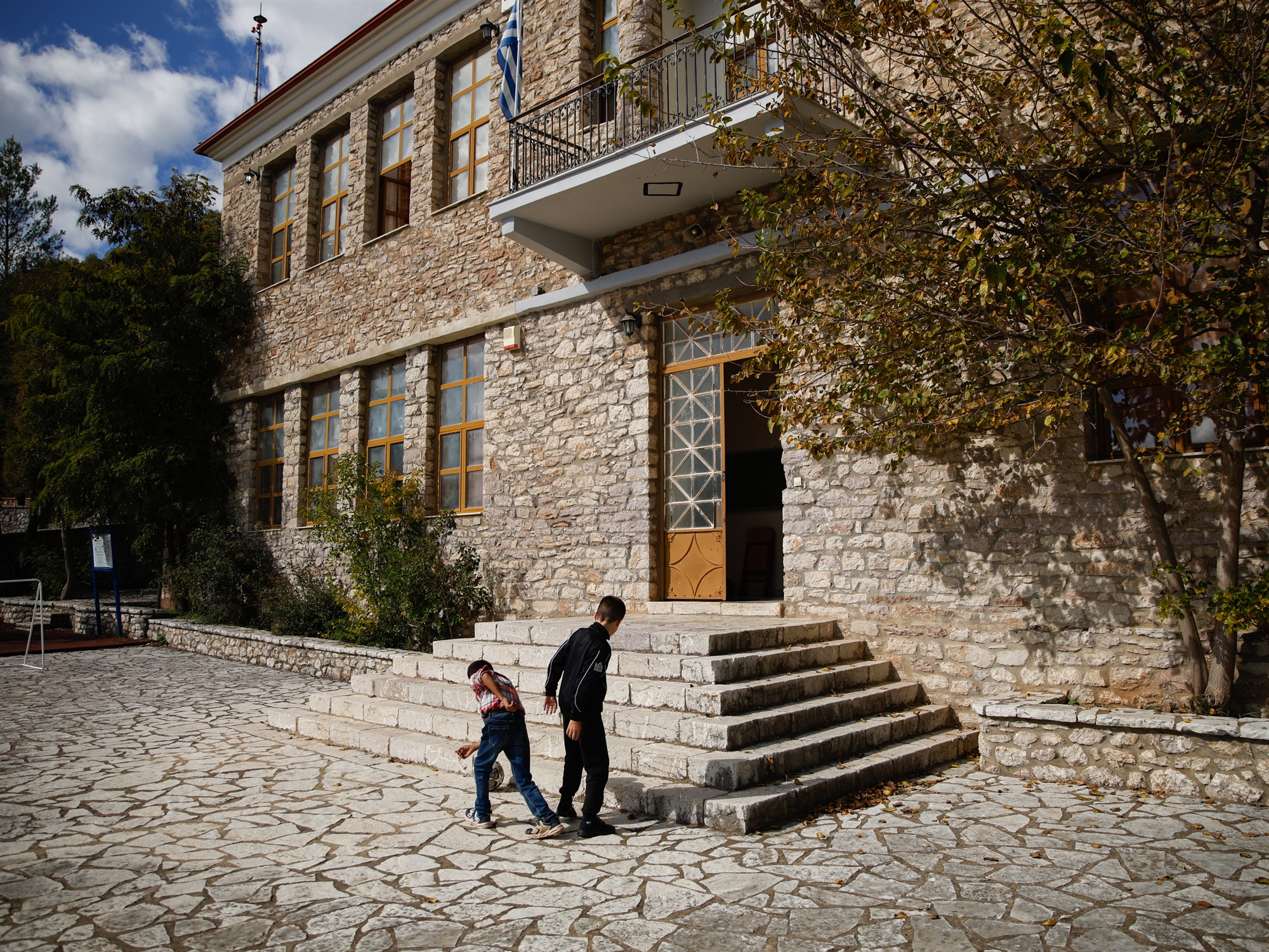 Αν δεις στο καφενείο κόσμο, θα είναι από κηδεία-8