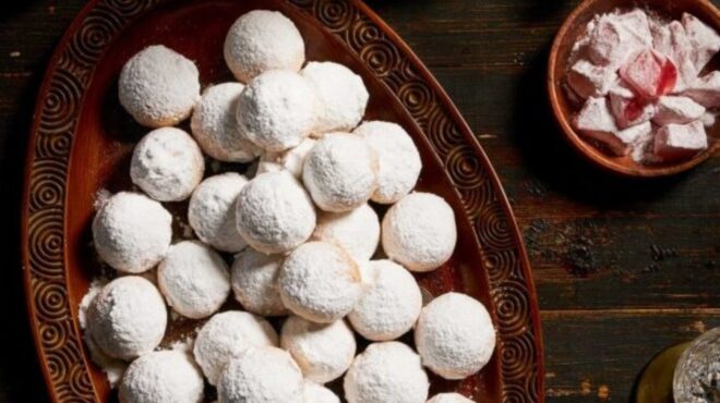 κουραμπιέδες-με-γέμιση-λουκούμι-τρια-563950009