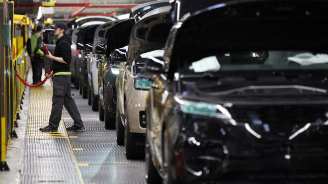 jaguar-land-rover-επαναφορά-της-παραγωγής-μετά-την-κ-563920828