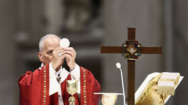 ο-πάπας-λέων-βάζει-όρια-στη-λατρεία-της-563905174