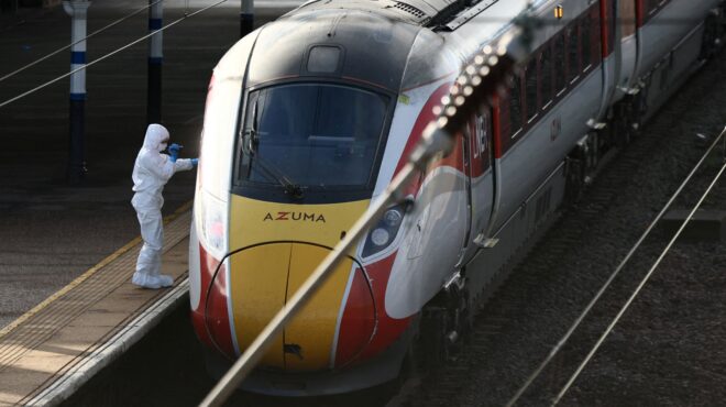 βρετανία-επίθεση-με-μαχαίρι-σε-τρέν-563899888