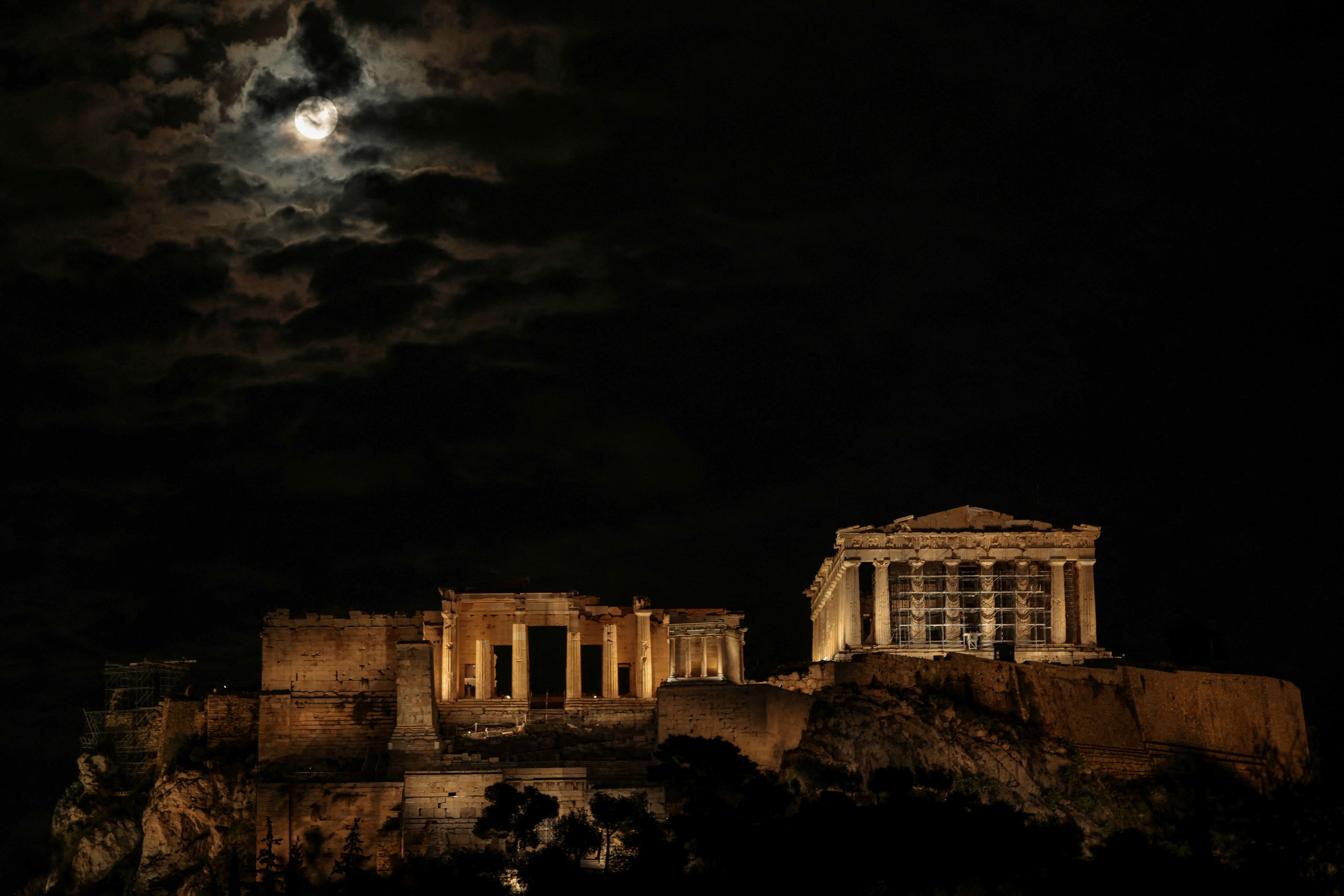 Η μεγαλύτερη πανσέληνος της χρονιάς: Εικόνες από το αποψινό «Φεγγάρι του Κάστορα»-1