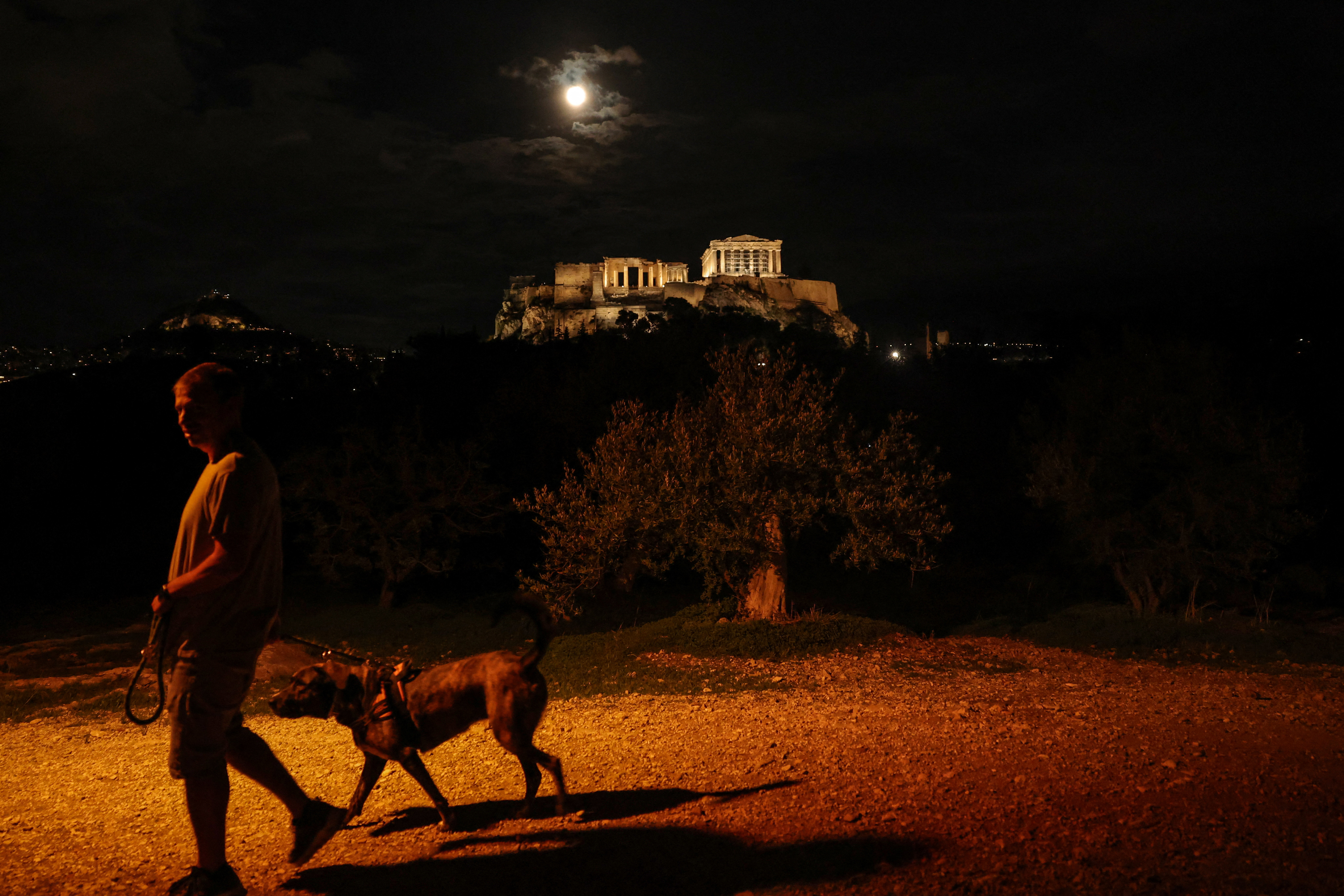 Η μεγαλύτερη πανσέληνος της χρονιάς: Εικόνες από το αποψινό «Φεγγάρι του Κάστορα»-2