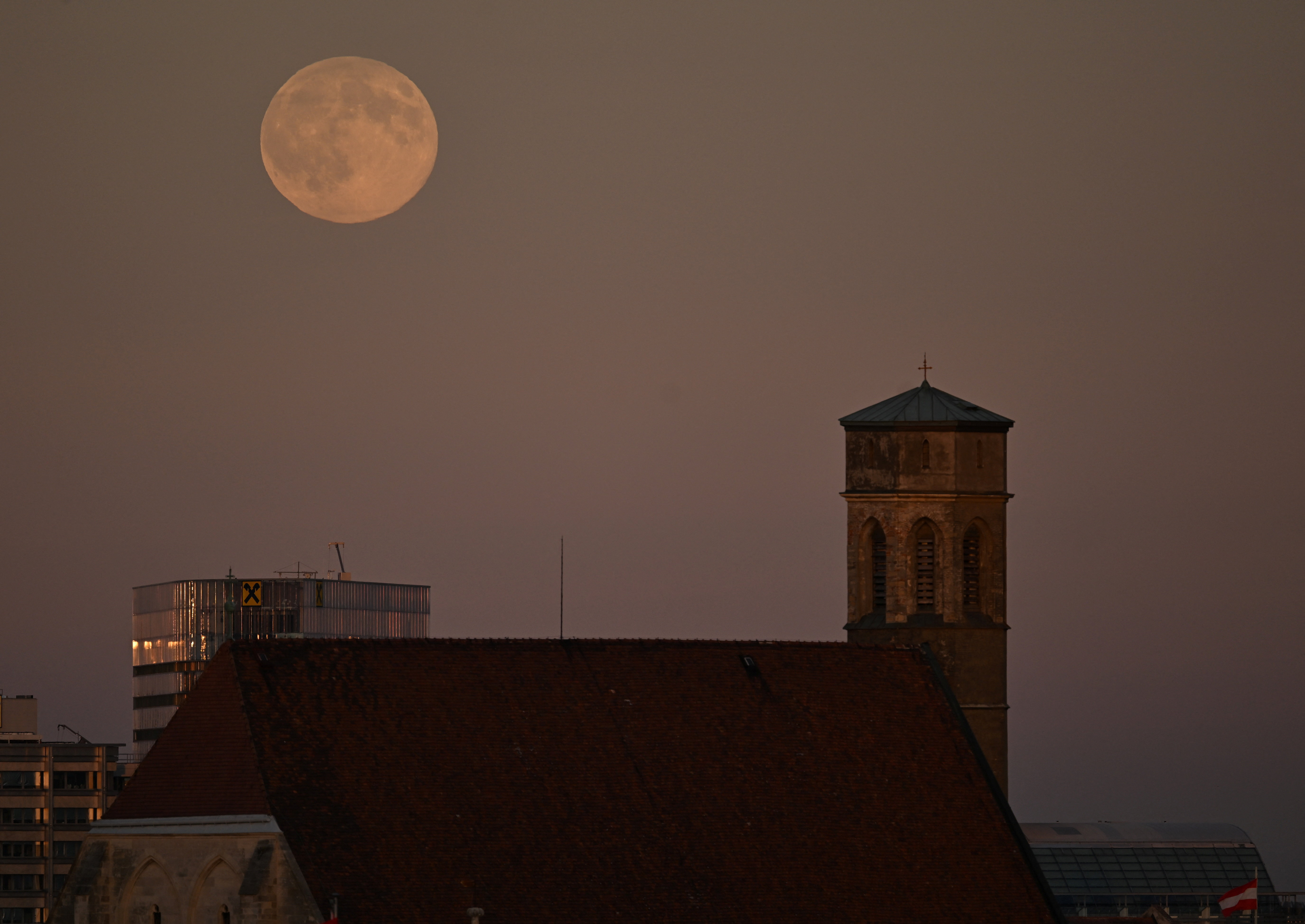 Η μεγαλύτερη πανσέληνος της χρονιάς: Εικόνες από το αποψινό «Φεγγάρι του Κάστορα»-3