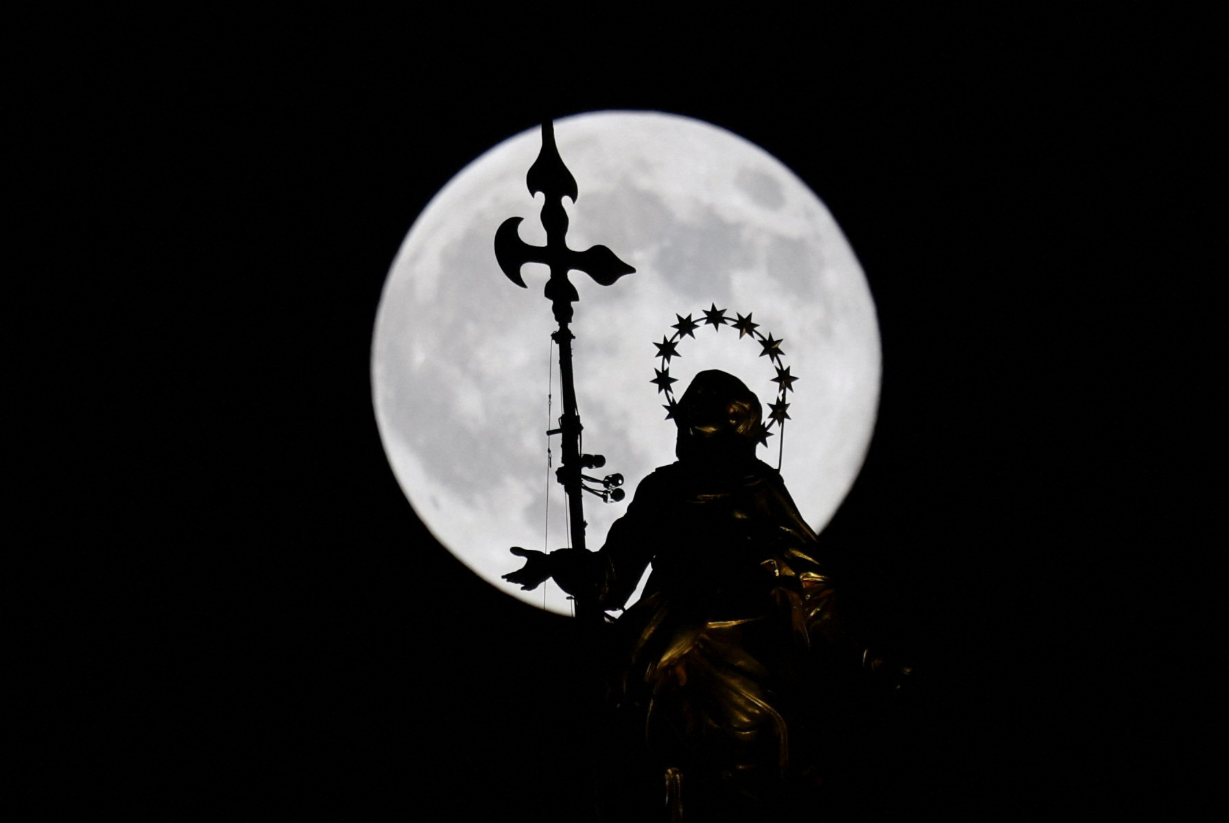 Η μεγαλύτερη πανσέληνος της χρονιάς: Εικόνες από το αποψινό «Φεγγάρι του Κάστορα»-6