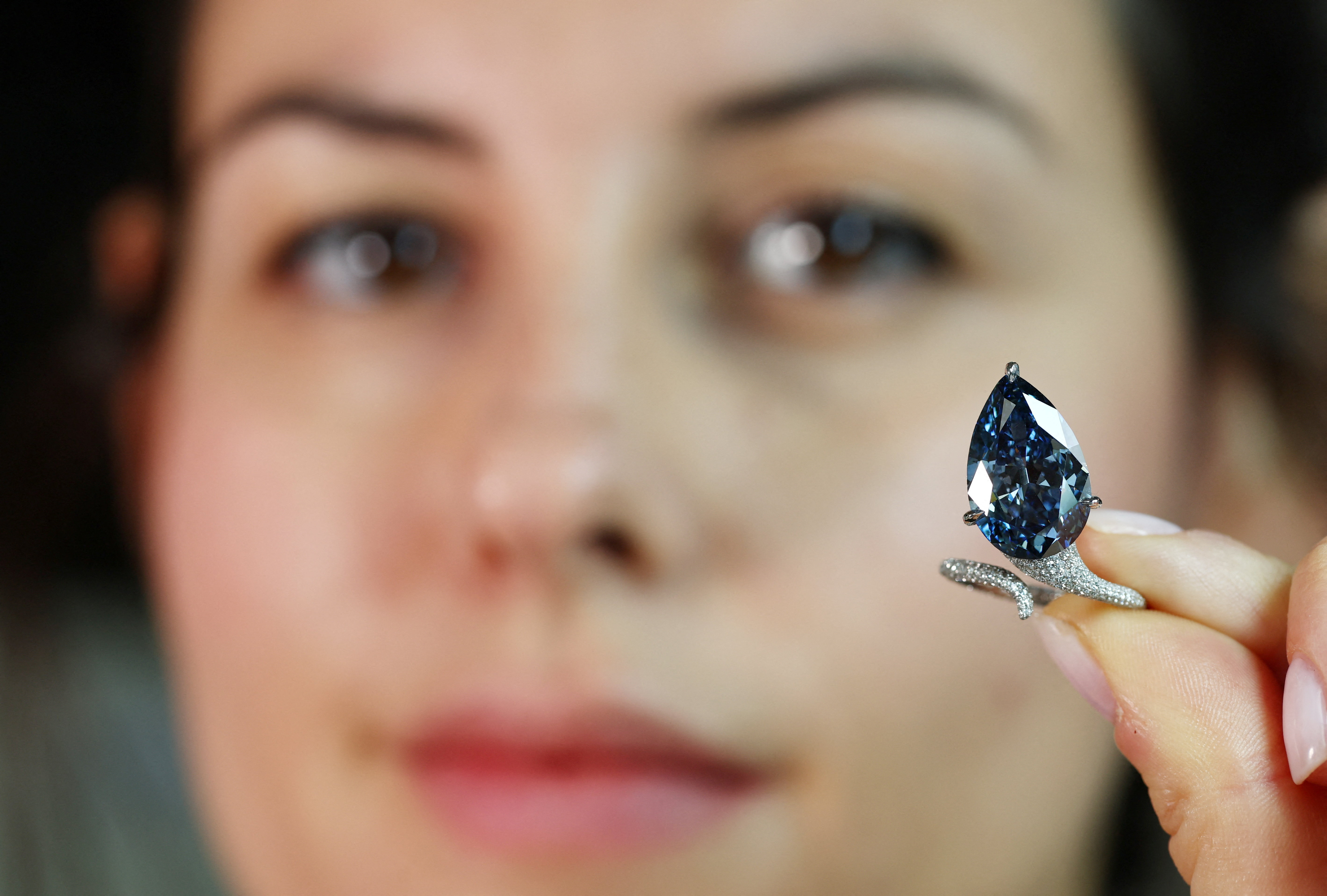 Christie’s: Πάνω από 25 εκατ. δολάρια για το «Mellon Blue», το αψεγάδιαστο διαμάντι φίλης της Τζάκι Κένεντι-1