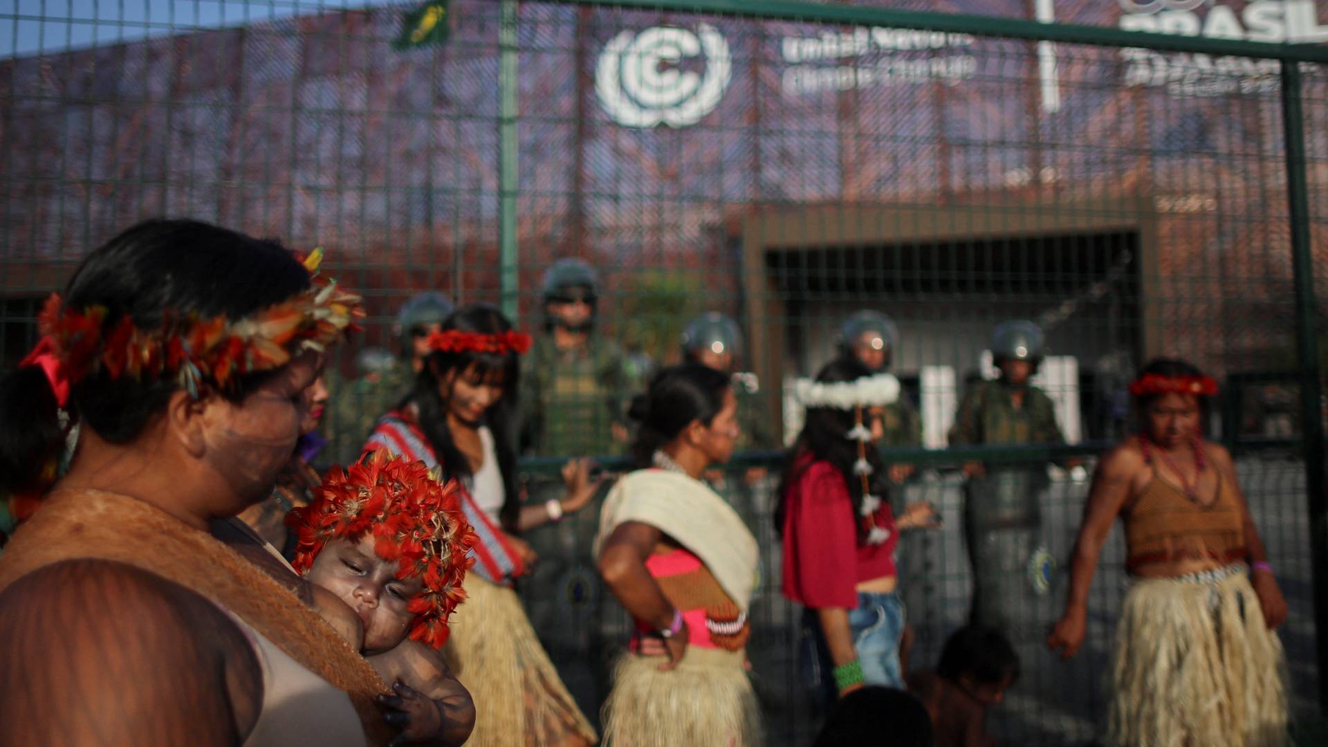 Αμαζόνιος: Καθιστική διαμαρτυρία αυτοχθόνων στην COP30 – Απέκλεισαν την είσοδο (εικόνες)-1