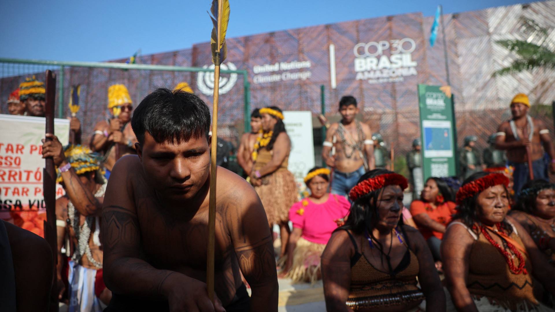 Αμαζόνιος: Καθιστική διαμαρτυρία αυτοχθόνων στην COP30 – Απέκλεισαν την είσοδο (εικόνες)-2