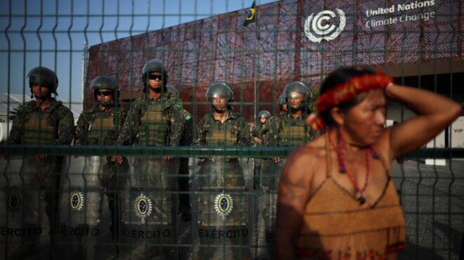 αμαζόνιος-καθιστική-διαμαρτυρία-αυτ-563920894