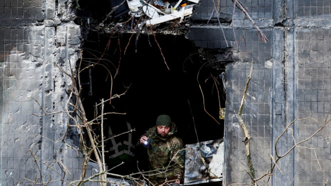 η-ρωσία-σφυροκοπά-το-κίεβο-και-προσπαθ-563922409