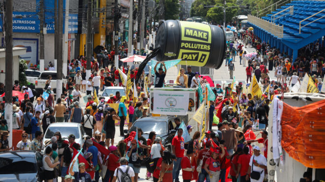 βραζιλία-χιλιάδες-έξω-από-το-cop30-ζητώντα-563924035