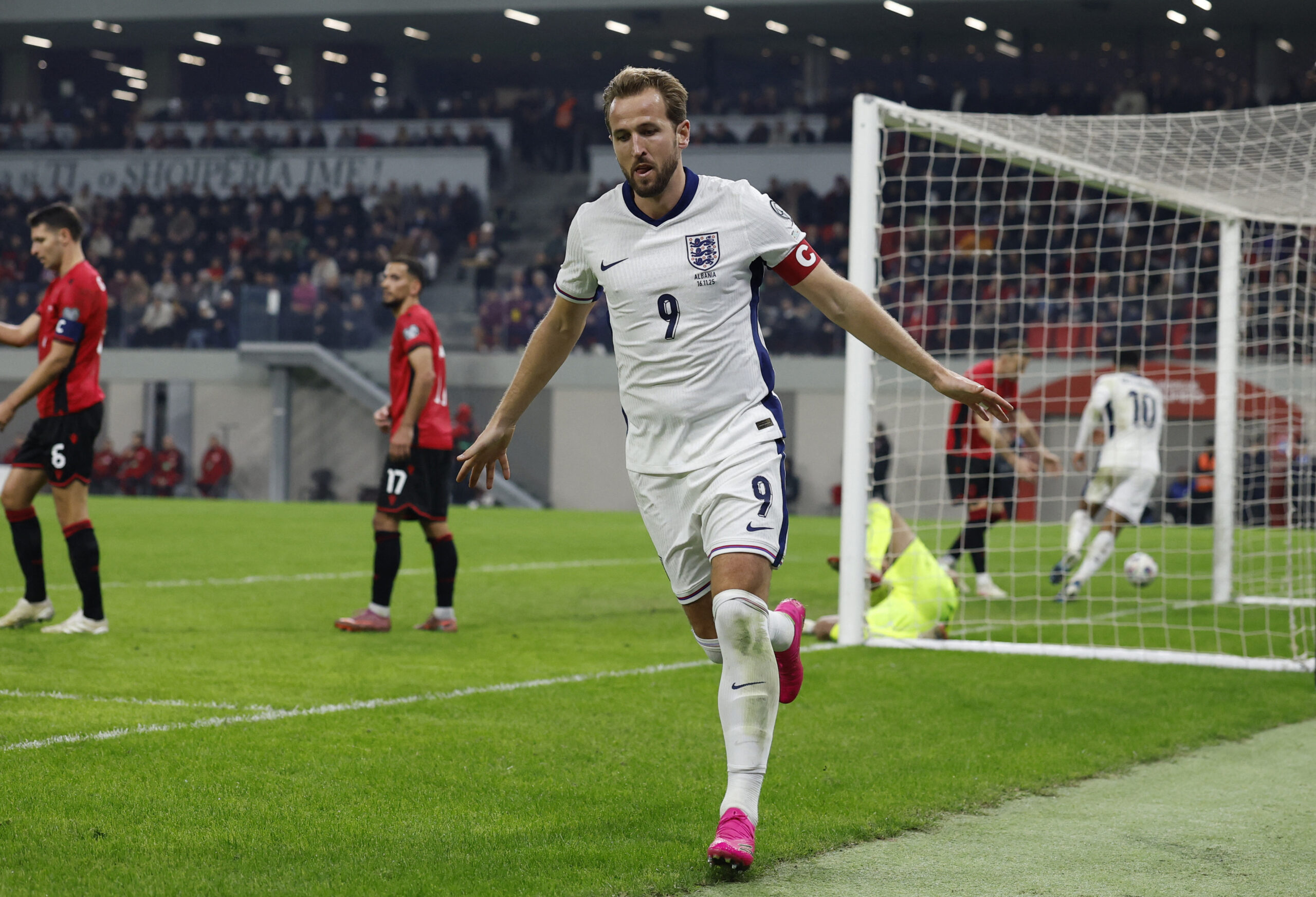 η-φανέλα-με-το-νο-9-στην-αγγλία-είναι-άδε-563949847