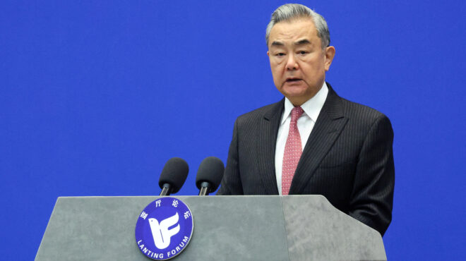 το-πεκίνο-καλεί-το-λονδίνο-να-τηρήσει-τ-563946748