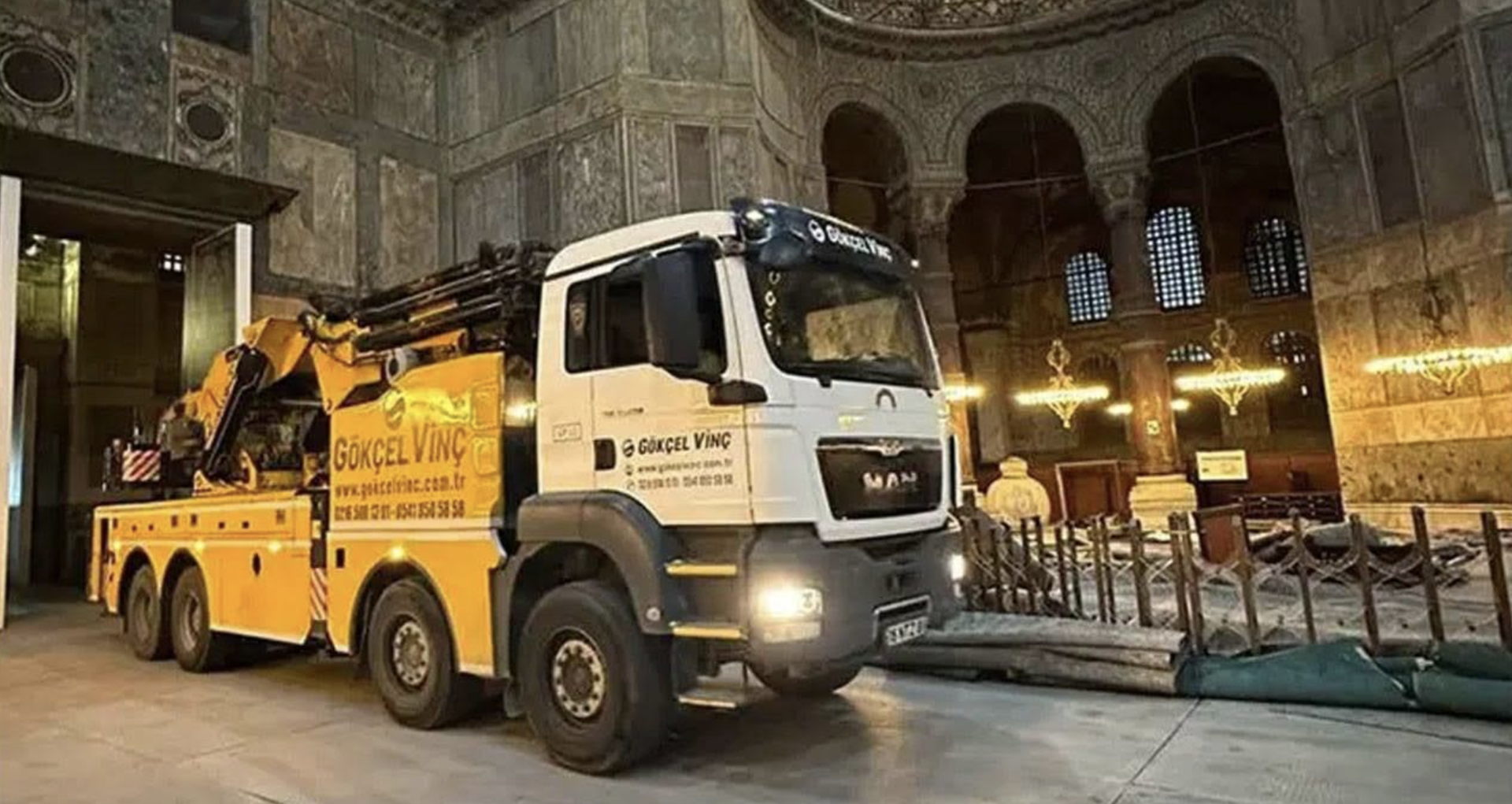 Κωνσταντινούπολη: Αντιδράσεις για τα φορτηγά μέσα στην Αγία Σοφία-1