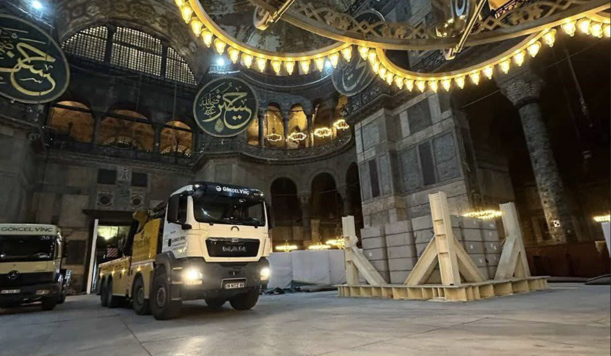 Κωνσταντινούπολη: Αντιδράσεις για τα φορτηγά μέσα στην Αγία Σοφία-2