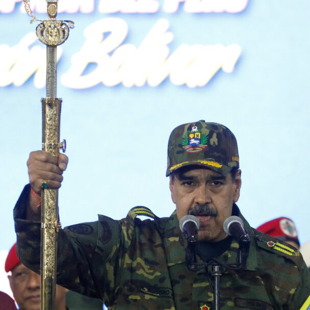 ο-μαδούρο-σήκωσε-το-σπαθί-του-μπολιβάρ-563942632