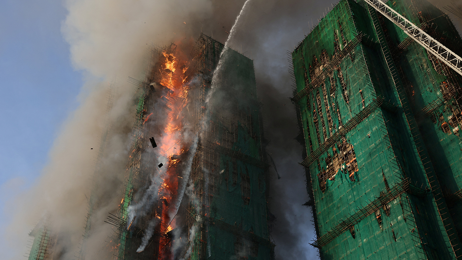 Χονγκ Κονγκ: Τουλάχιστον 13 νεκροί σε μεγάλη πυρκαγιά σε ουρανοξύστες-1