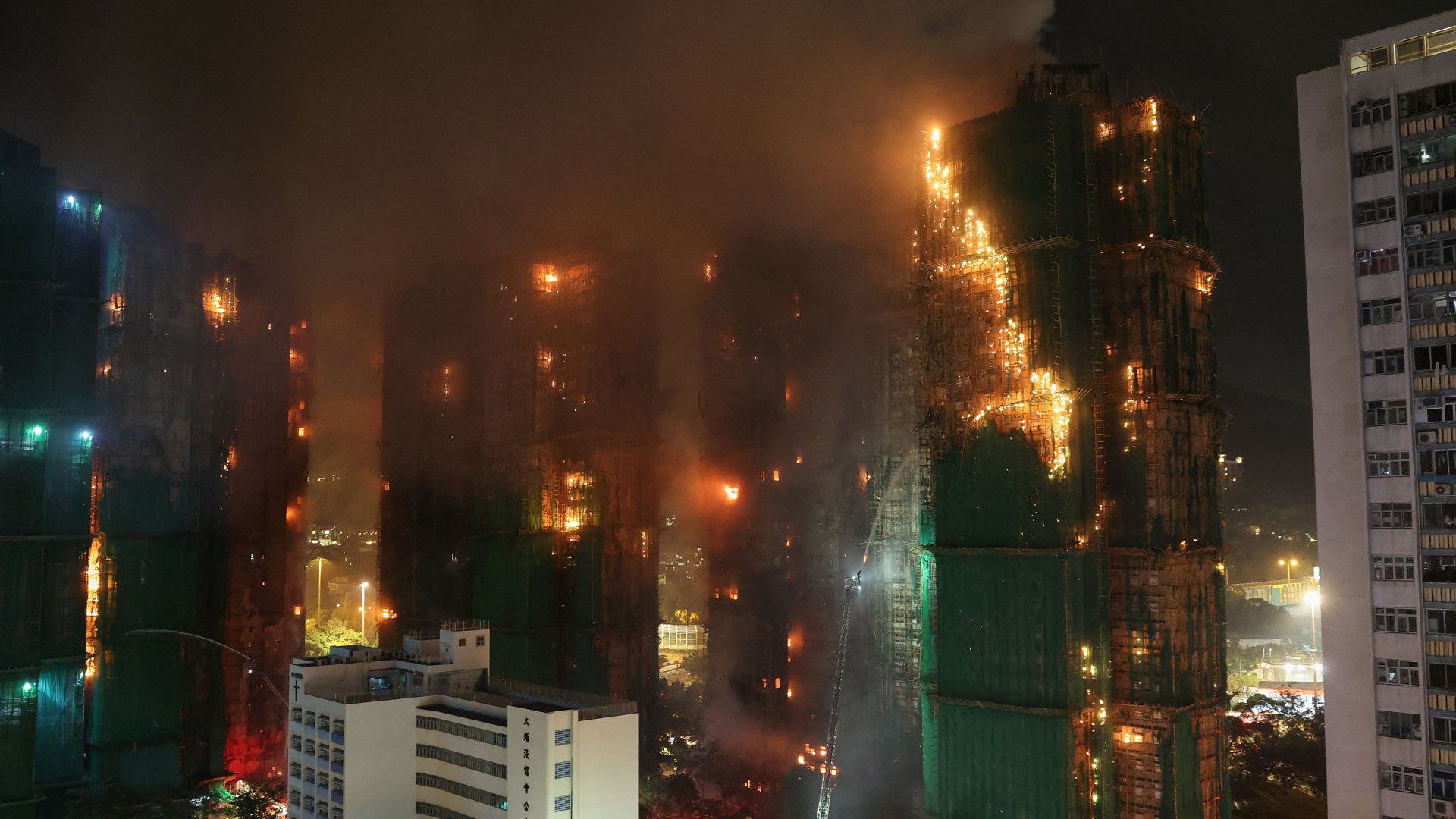 Χονγκ Κονγκ: Τουλάχιστον 13 νεκροί σε μεγάλη πυρκαγιά σε ουρανοξύστες-3