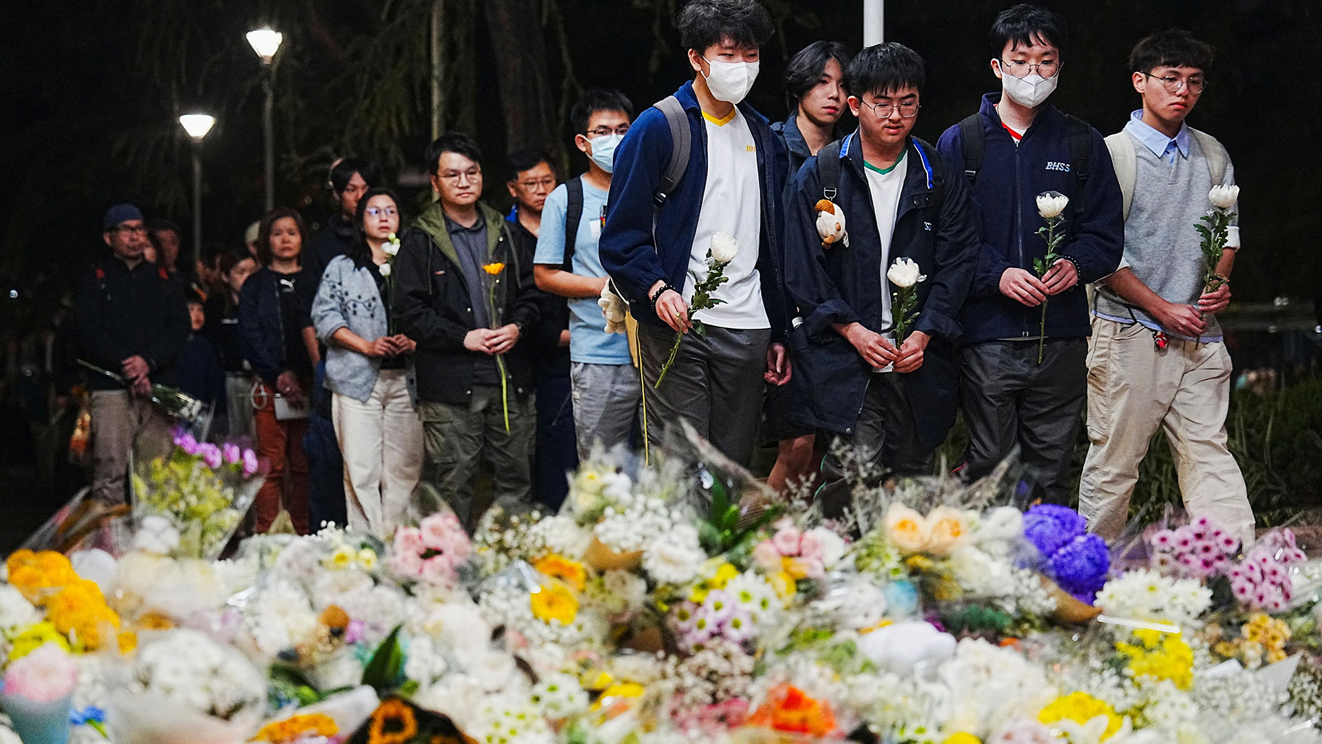 Χονγκ Κονγκ: Οργή και θρήνος πάνω από τις στάχτες – 128 νεκροί από τη φονική πυρκαγιά-1