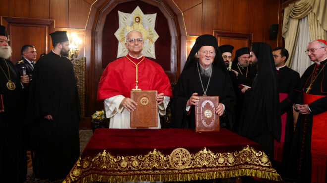 φανάρι-μηνύματα-ενότητας-από-πάπα-και-563949418