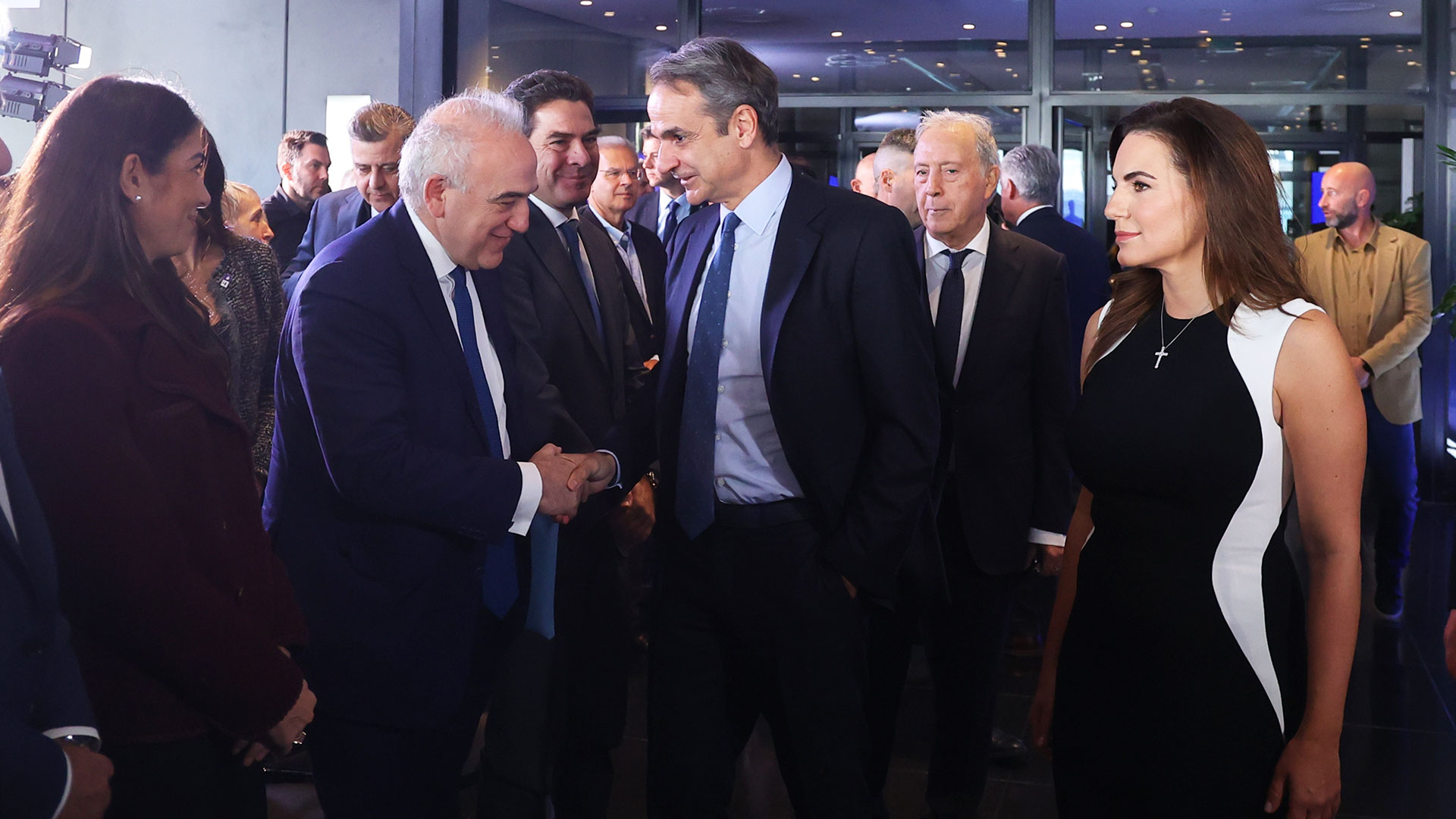 Τα «κρυφά χαρτιά» Μητσοτάκη-1