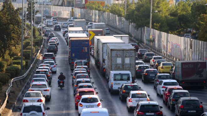 κίνηση-στους-δρόμους-στο-κόκκινο-ο-κ-563920279