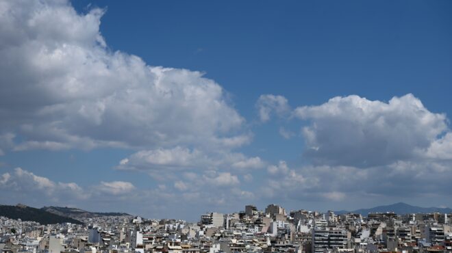 καιρός-αίθριος-με-μικρή-πτώση-θερμοκρ-563916046