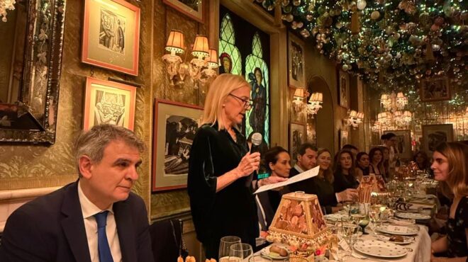 ενα-κομψό-φιλανθρωπικό-γεύμα-στο-λονδ-563943049