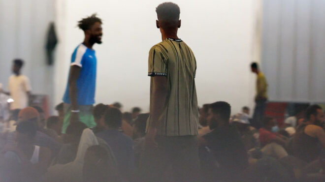 πλεύρης-για-τεστ-ηλικίας-σε-μετανάστε-563914771