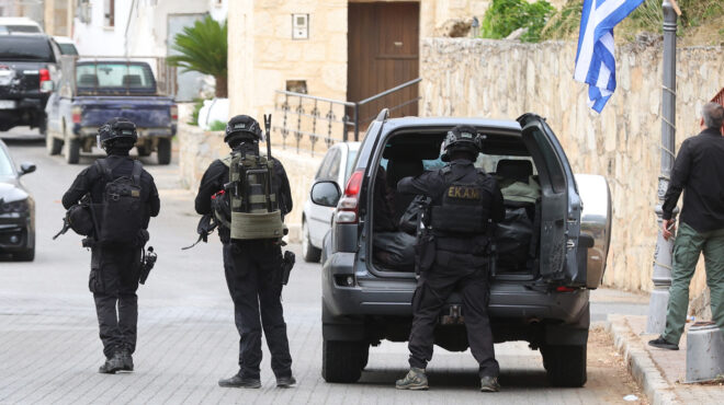 βορίζια-πάνοπλοι-αστυνομικοί-στο-χωρ-563899390