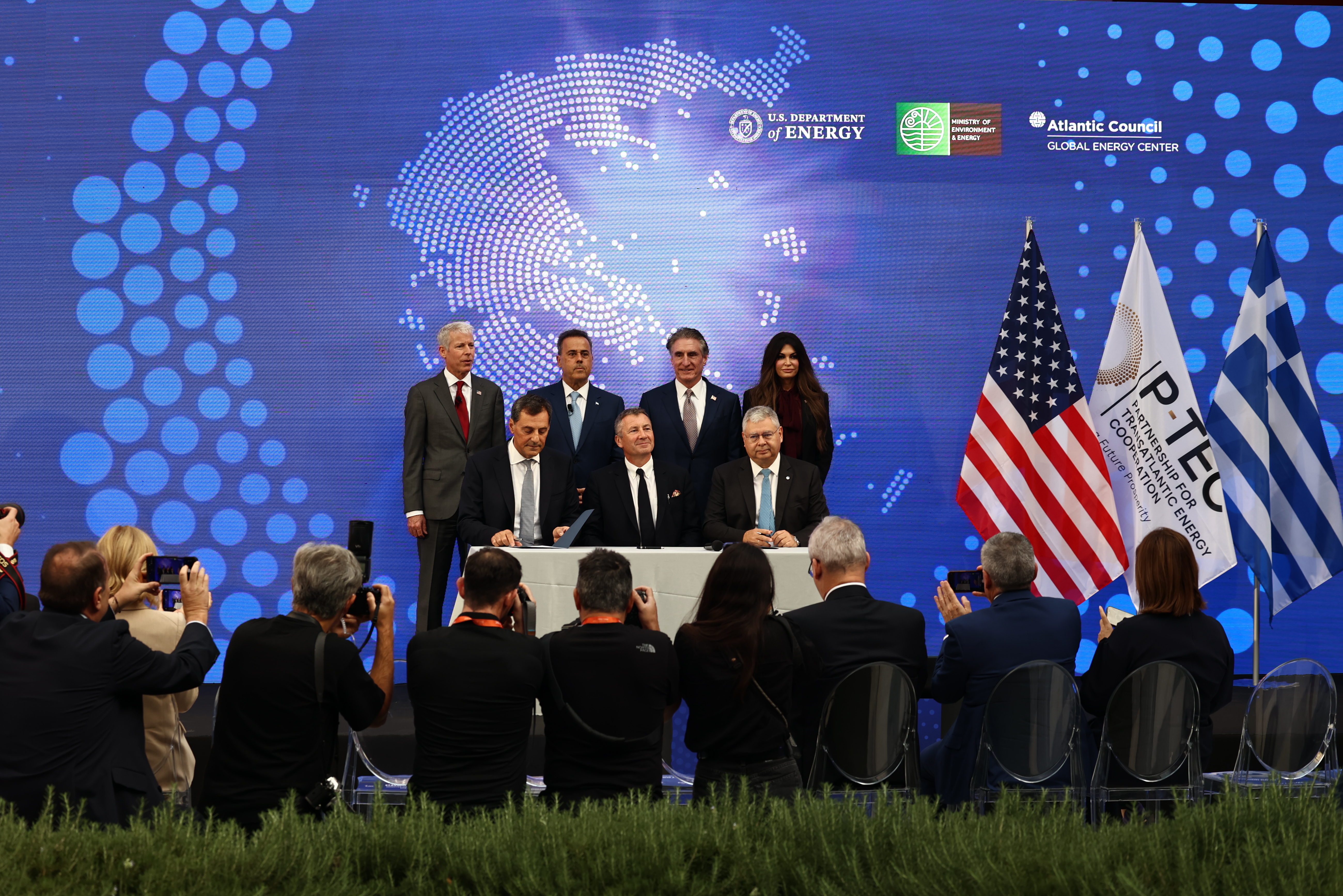 ExxonMobil, Helleniq Energy και Energean υπέγραψαν συμφωνία για τους υδρογονάνθρακες στο Ιόνιο-2