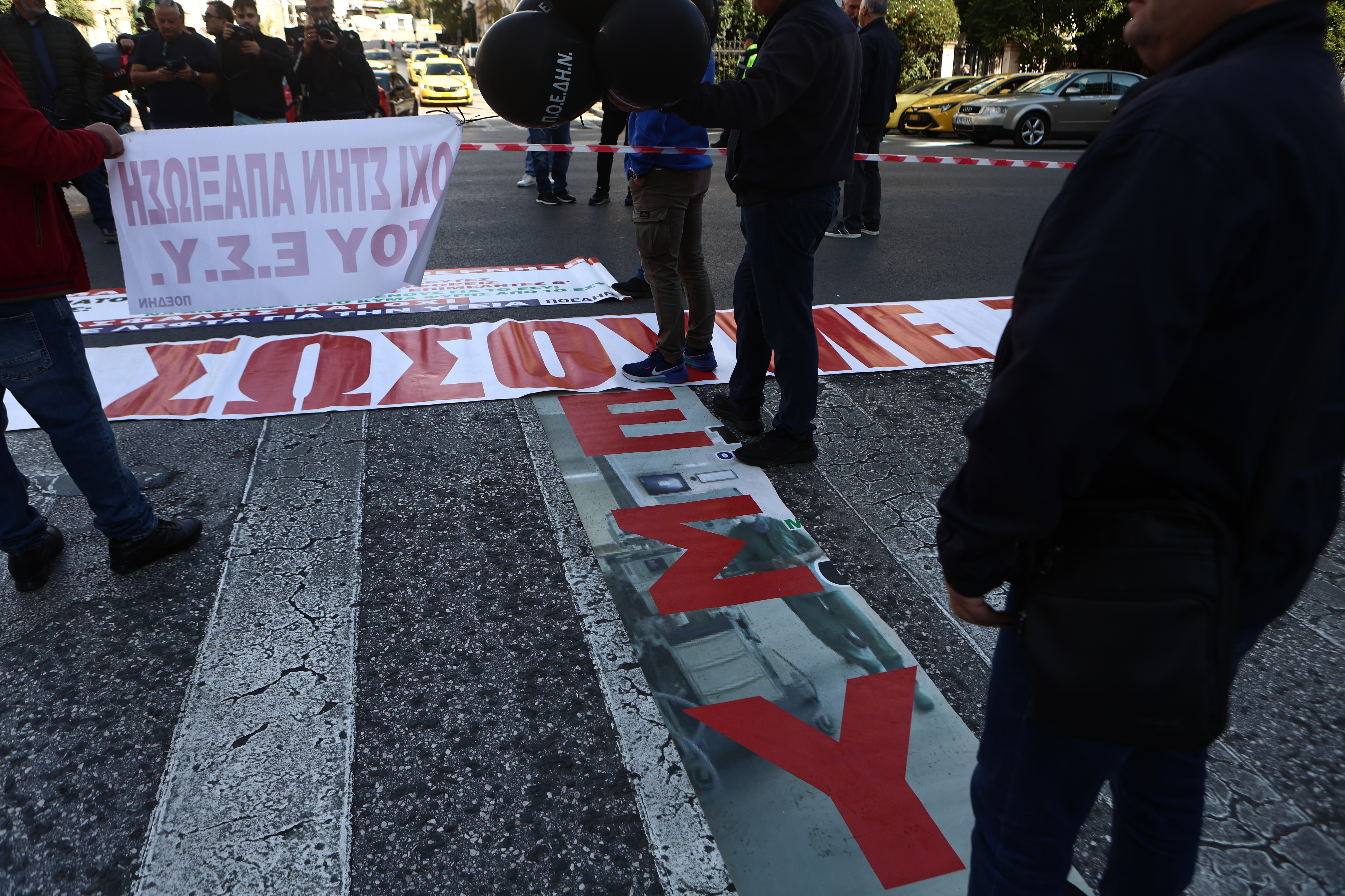 Συγκεντρώσεις και πορείες στο κέντρο της Αθήνας από υγειονομικούς και εκπαιδευτικούς-1