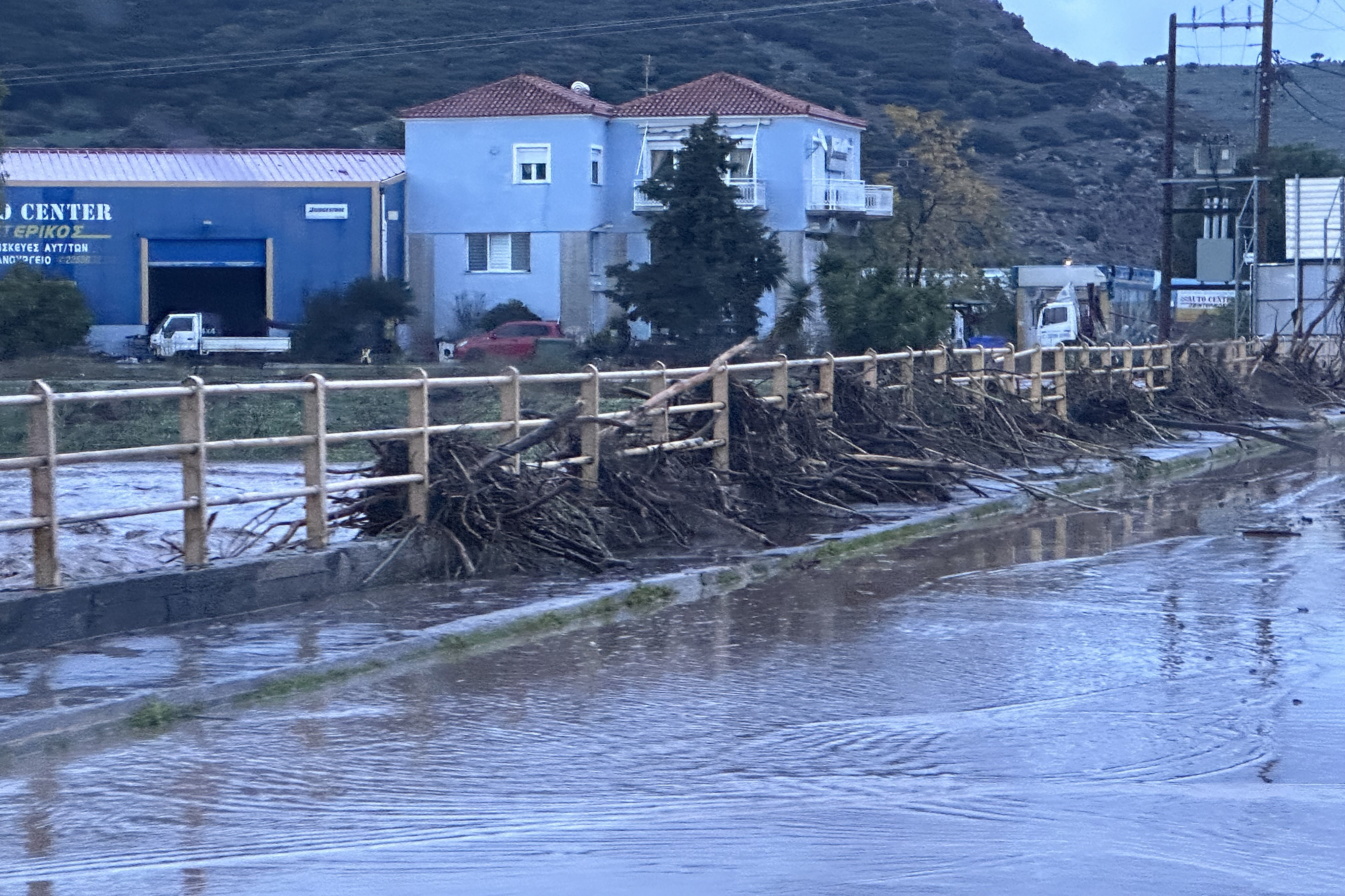Εικόνες καταστροφής στη Λέσβο – Σπίτια και επιχειρήσεις πλημμύρισαν-3