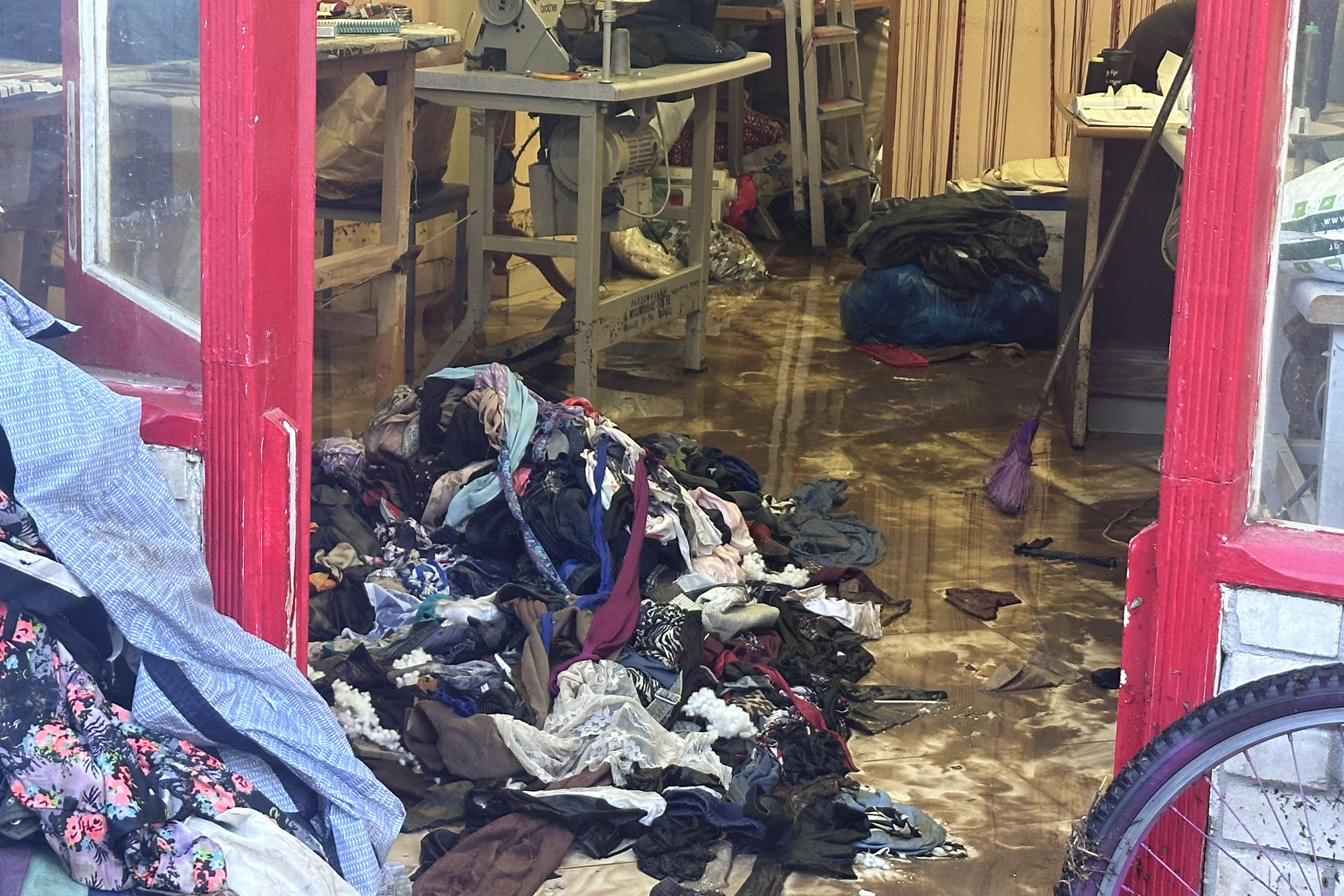 Εικόνες καταστροφής στη Λέσβο – Σπίτια και επιχειρήσεις πλημμύρισαν-1