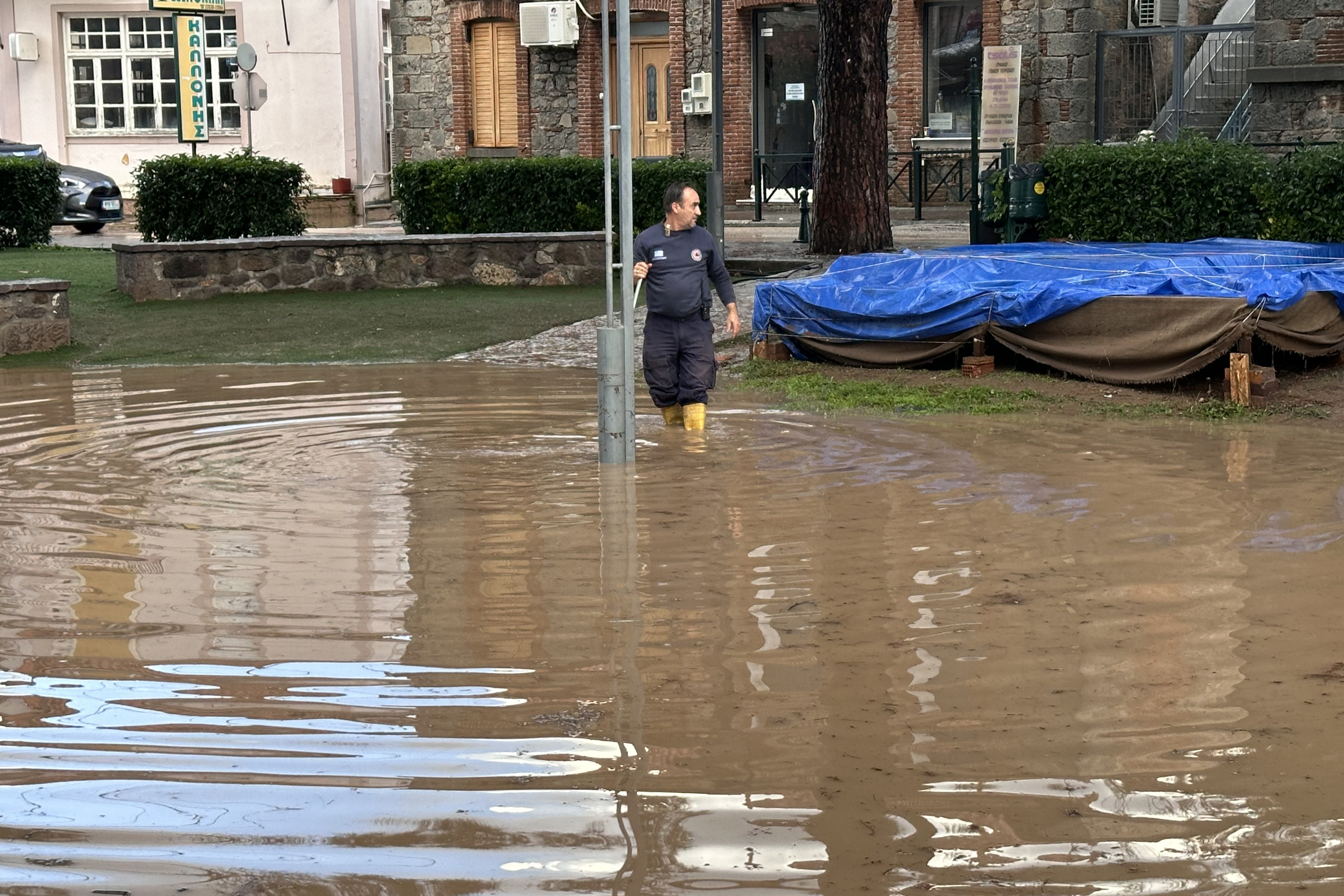 Εικόνες καταστροφής στη Λέσβο – Σπίτια και επιχειρήσεις πλημμύρισαν-2
