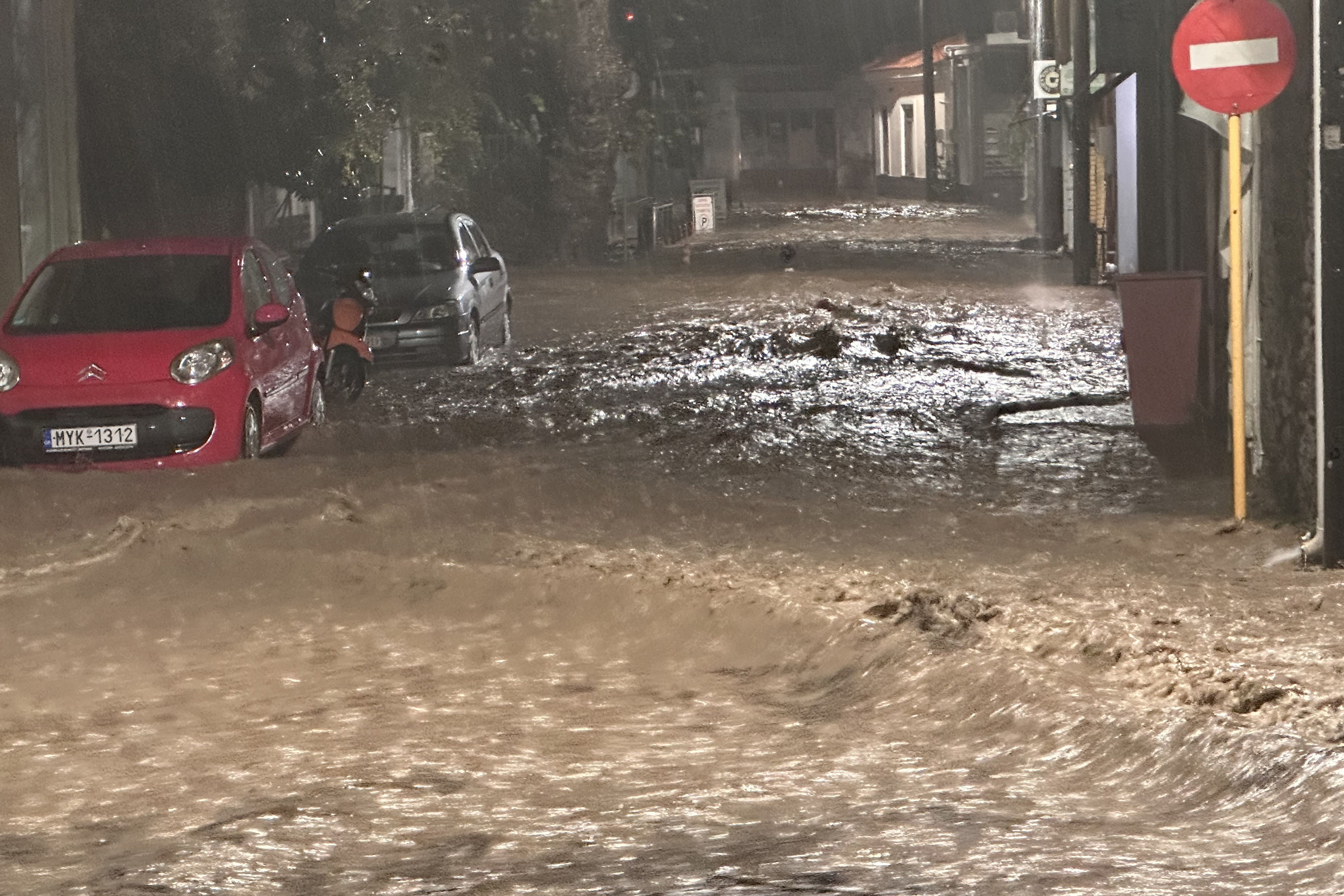 Εικόνες καταστροφής στη Λέσβο – Σπίτια και επιχειρήσεις πλημμύρισαν-5