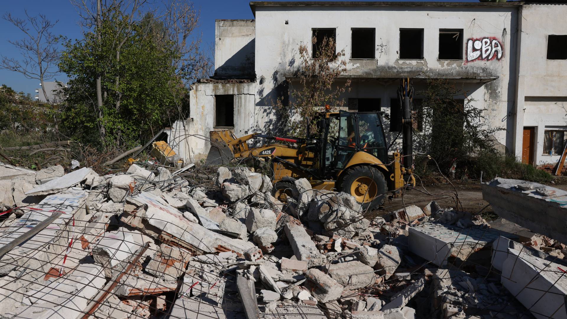 Θεσσαλονίκη: Τέλος εποχής για το παλιό εργοστάσιο του ΑΓΝΟ – Ξεκίνησε η κατεδάφιση-3