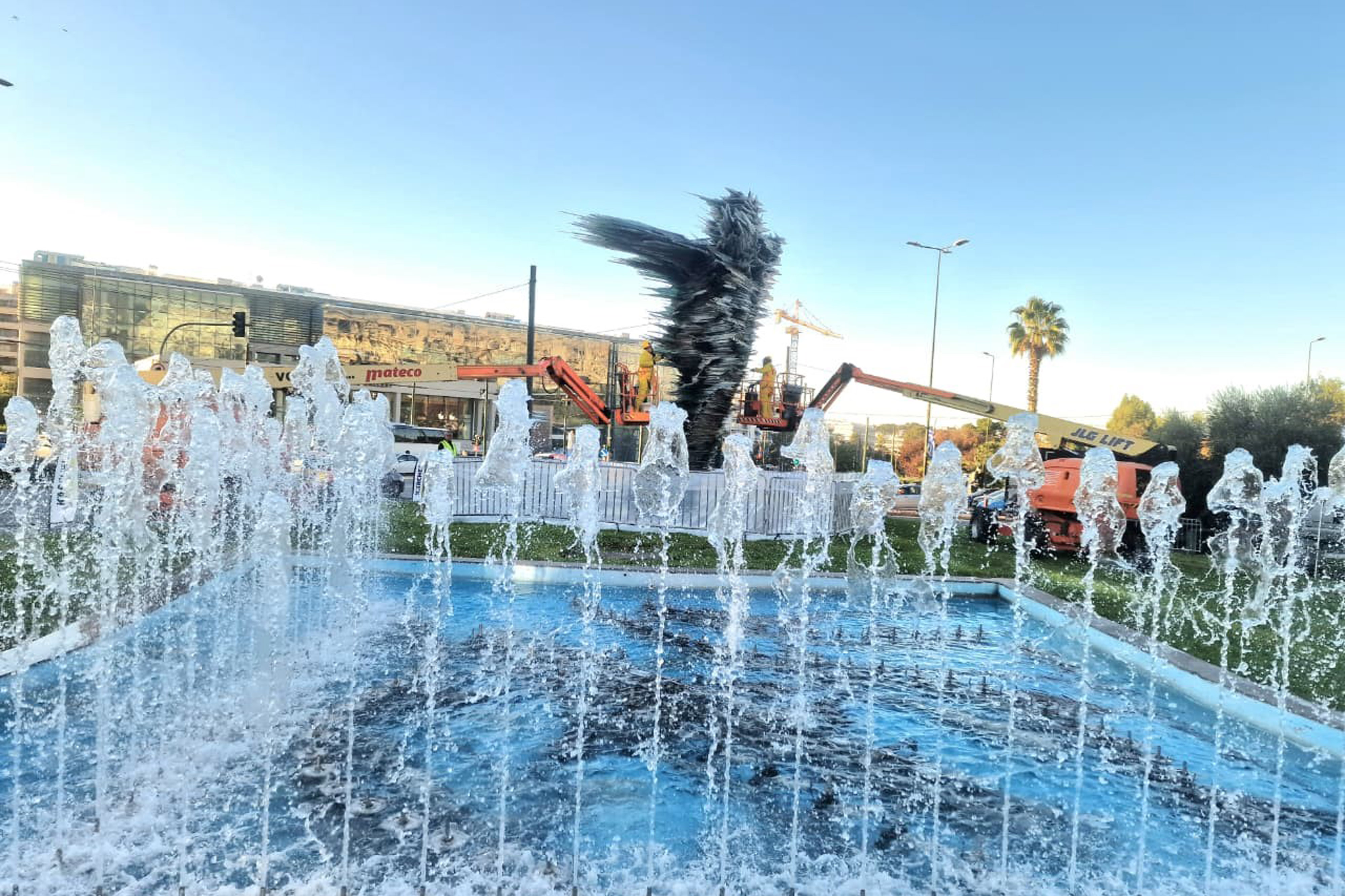 Επιχείρηση «μπάνιο» στον «Δρομέα»: Καθαρίστηκε έπειτα από δύο χρόνια το εμβληματικό γλυπτό-1