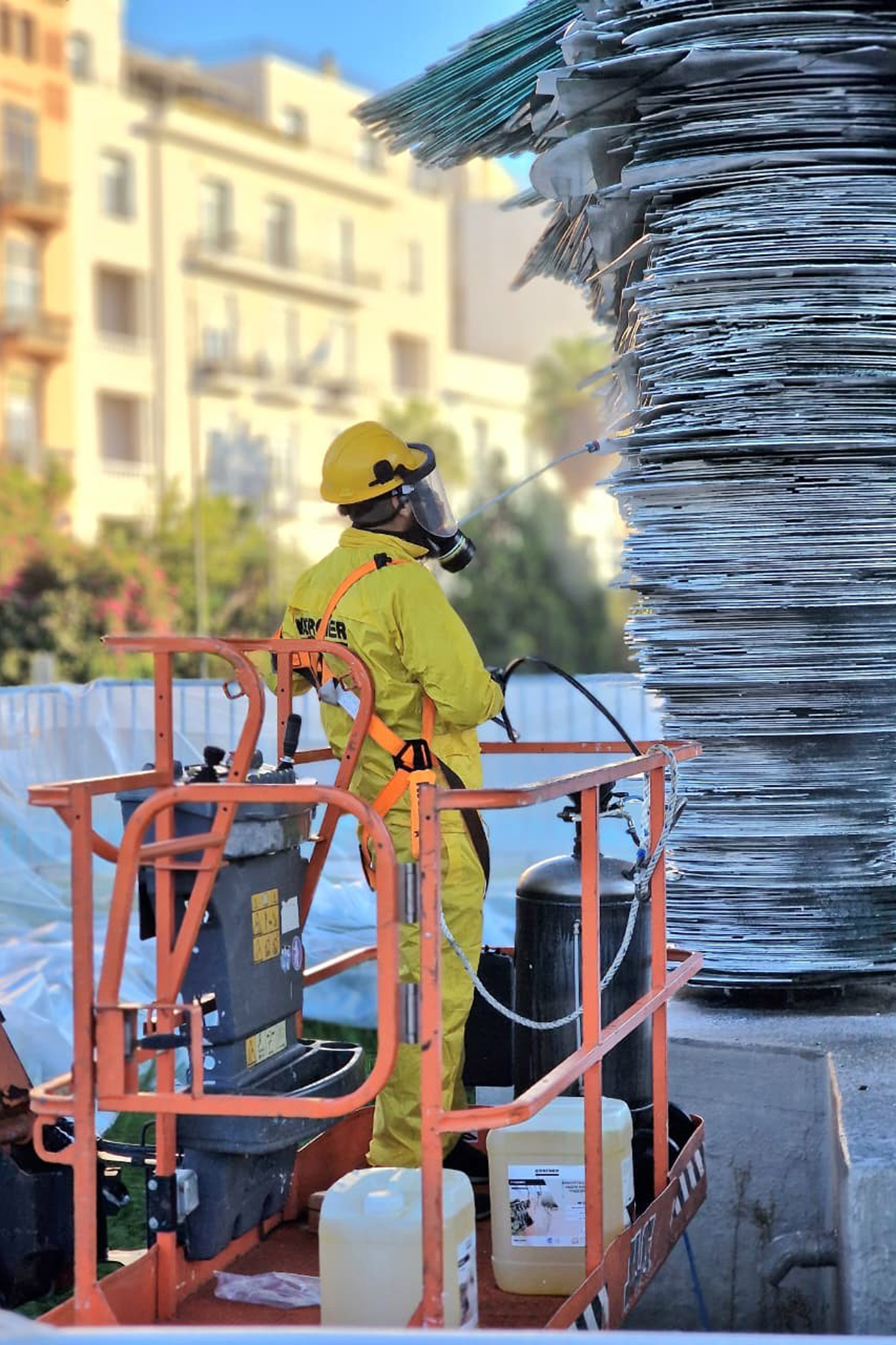 Επιχείρηση «μπάνιο» στον «Δρομέα»: Καθαρίστηκε έπειτα από δύο χρόνια το εμβληματικό γλυπτό-3