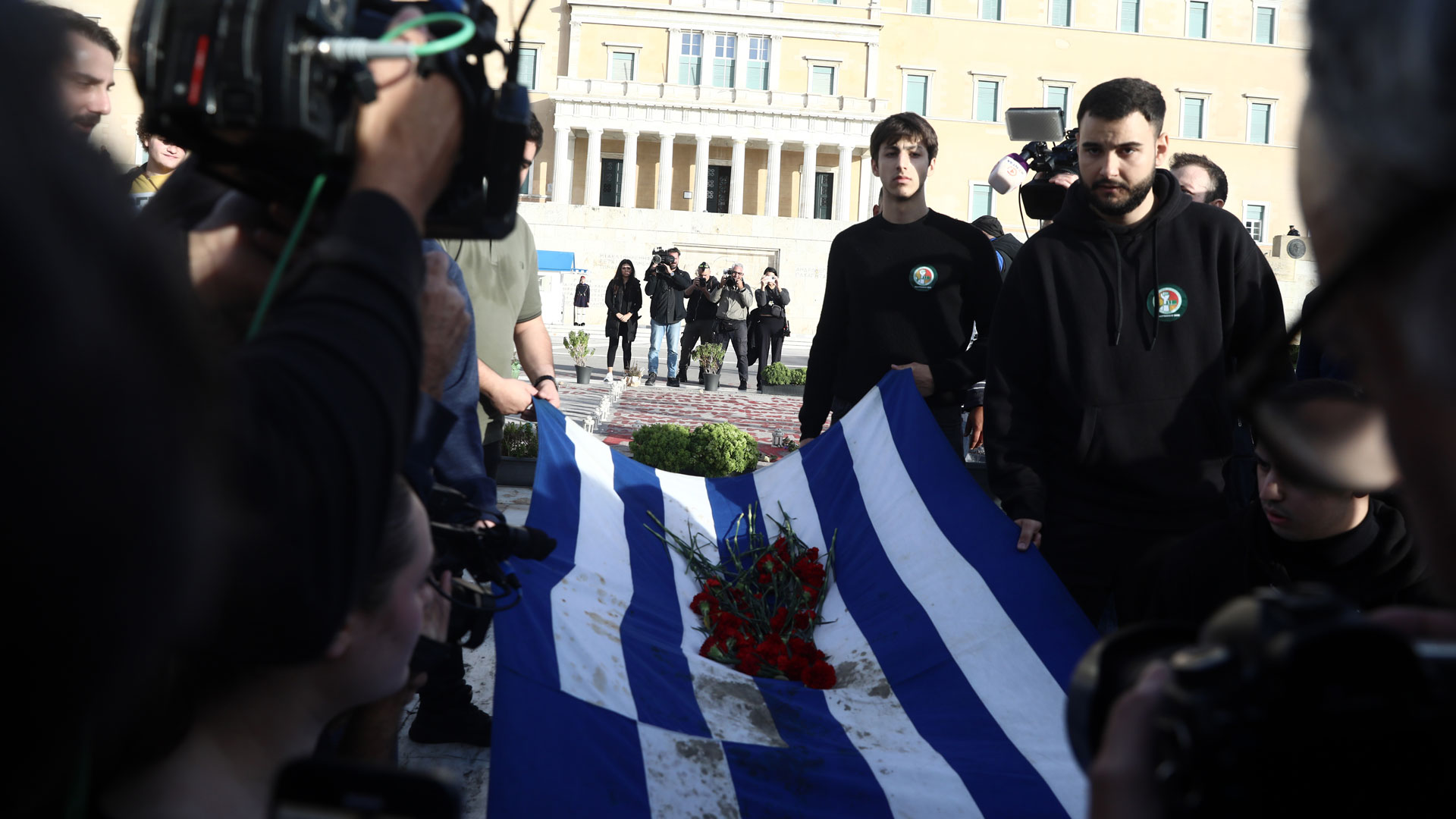 Πολυτεχνείο: Η στιγμή που η αιματοβαμμένη σημαία φτάνει στην αμερικανική πρεσβεία (βίντεο)-1